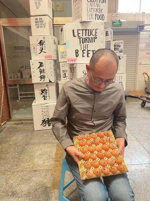 日常生活审美化。这位艺术家索性把展览开进了菜市场