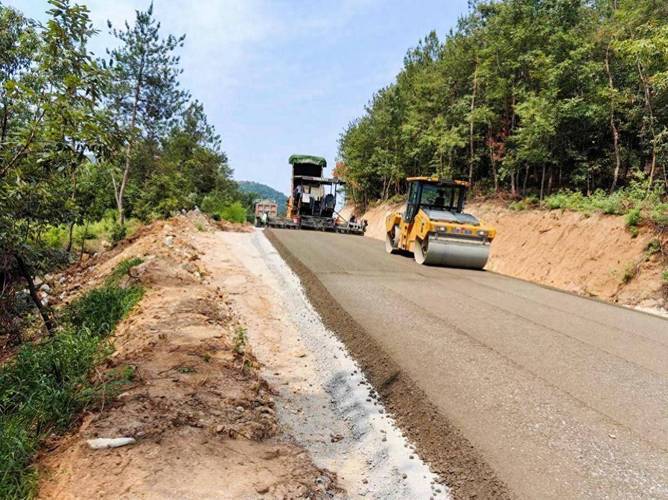 乡村振兴中的交通动脉_乡村公路维修加宽工程